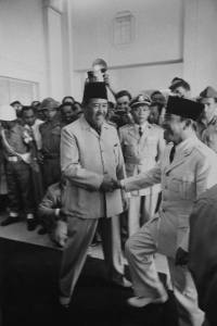 "Kaoem Marhaen, bersatoelah..." ( Sumber foto : Life Magazine/Howard Sochurek/Bandung/April/1955 )